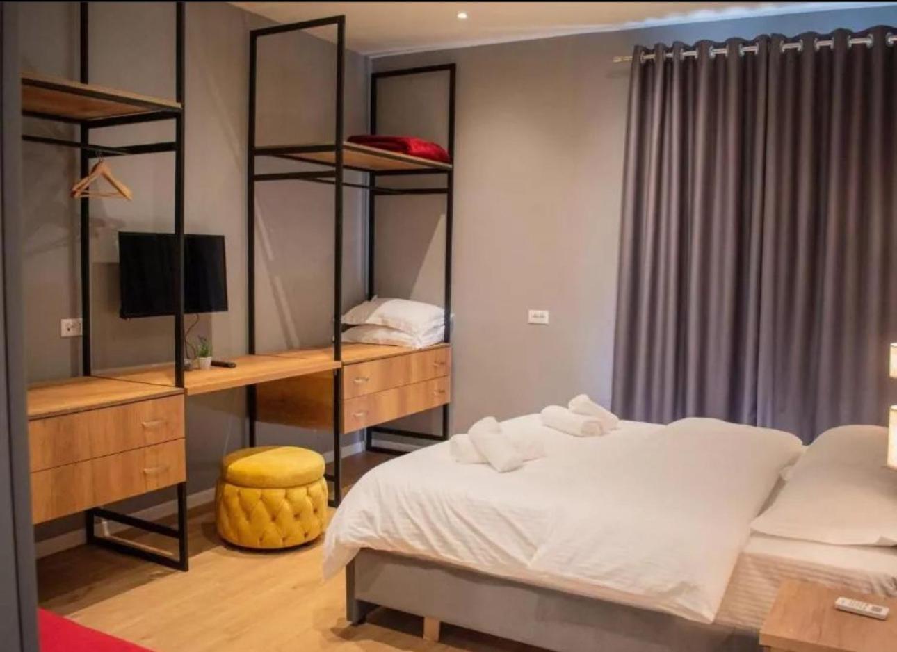 Tirona Hotel *